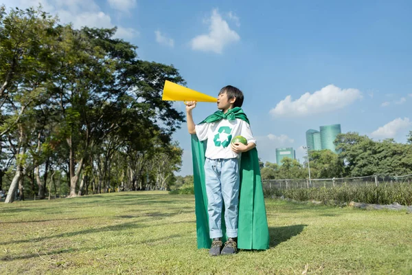 Jovem Menino Super Herói Com Símbolo Reciclagem Capa Fazer Anúncio — Fotografia de Stock