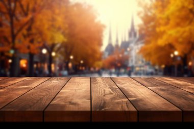 Sonbaharda Avrupa caddesinin bulanık arka planına sahip boş ahşap masa. Coşkulu resim.