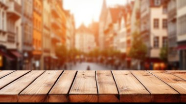 Avrupa caddesinin bulanık arka planlı boş ahşap masa. Coşkulu resim.