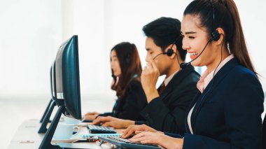 Ofiste çalışan kulaklık takan işadamları uzak müşteri ya da meslektaşlarını desteklemek için çalışıyorlar. Çağrı merkezi, tele pazarlama, müşteri destek acentesi telefon görüşmesinde hizmet sağlıyor. Jivy