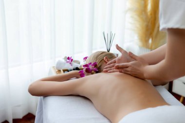 Kafkasyalı kadın müşteri stres önleyici spa masajının keyfini çıkarıyor ve lüks otel ya da oteldeki gündüz açık ortam güzellik salonunda güzellik teniyle eğleniyor. Sessiz.