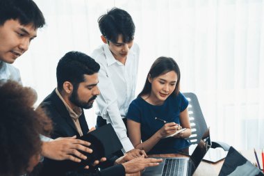 Mutlu iş adamları birlikte çalışır, şirket ofisinde tartışırlar. Profesyonel ve çeşitlilik takım çalışması iş planını bilgisayarda tartışır. Modern çok kültürlü ofis çalışanı. Uyum