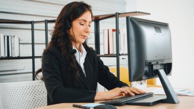 Ofiste çalışan kulaklık takan işadamları uzak müşteri ya da meslektaşlarını desteklemek için çalışıyorlar. Çağrı merkezi, tele pazarlama, müşteri destek acentesi telefon görüşmesinde hizmet sağlıyor. Jivy