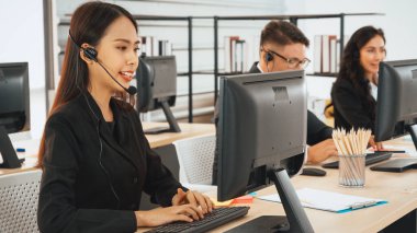 Ofiste çalışan kulaklık takan işadamları uzak müşteri ya da meslektaşlarını desteklemek için çalışıyorlar. Çağrı merkezi, tele pazarlama, müşteri destek acentesi telefon görüşmesinde hizmet sağlıyor. Jivy