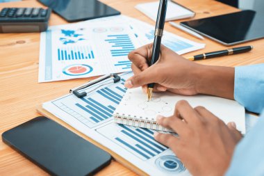 Çok ırklı analist ekibi toplantı masasındaki mali raporu analiz etmek için BI gösterge tablosunu kullanıyor. Çeşitli iş adamlarından oluşan bir grup, iş pazarlama kararı için FIntech 'in veri analizini kullanır. Uyum