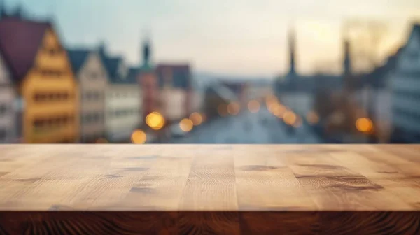 町の広場のぼやけた背景を持つ空の木製のテーブルの上 優れた画像 — ストック写真