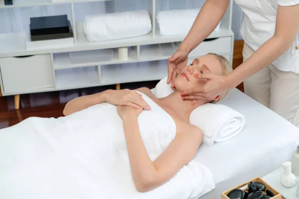 Femme Caucasienne Profiter Relaxant Stress Massage Tête Choyer Beauté Visage — Photo