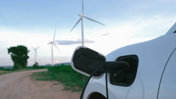 環境保全のため 風力発電機によるグリーン 再生可能エネルギーを活用した充電ステーションにおいて 電気自動車の先進的な未来エネルギーインフラ構想 — ストック写真