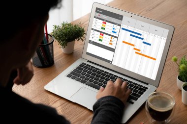 Ekip projesinin zaman çizelgesini gösteren bilgisayar ekranında, modern iş projesi yönetimi için proje planlama yazılımı