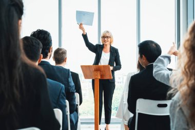 Bir grup iş adamı seminer konferansında toplanıyor. Seyirciler, çalışanların eğitim seanslarındaki eğitmenleri dinliyor. Uzman konuşmacı ile ofis çalışanları toplantısı. Jivy