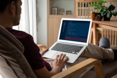 Model uygulama ve program kodlaması için bilgisayar ekranında yazılım geliştirme programlama