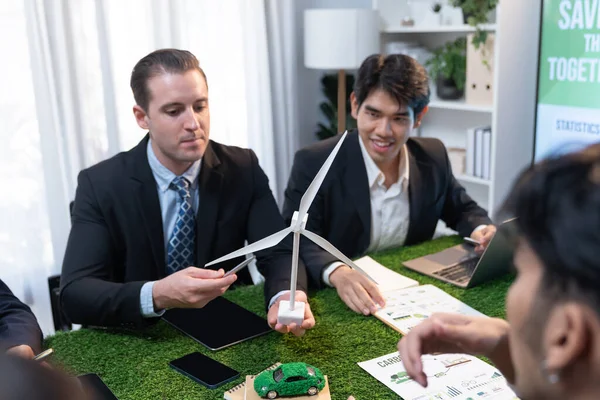 Grupo Diversificado Empresários Que Planeja Utilização Energia Alternativa Para Uma — Fotografia de Stock