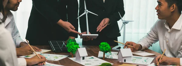 绿色能源公司与商人举行会议 规划和讨论利用太阳能电池和风力涡轮机营销可持续和可再生清洁能源产品的问题 开拓性的 — 图库照片