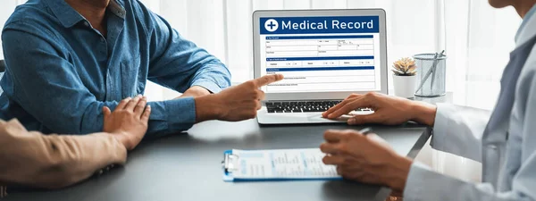 Lékař Ukázat Lékařskou Diagnostiku Zprávu Notebooku Poskytování Soucitné Zdravotní Konzultace — Stock fotografie