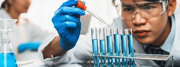 Group Dedicated Scientist Conduct Chemical Experiment Medical Laboratory Carefully Drop — Stock Photo, Image