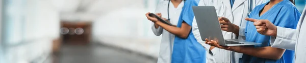 Ärzteteam Mit Krankenschwester Und Facharzt Arbeiten Mit Laptop Und Tablet — Stockfoto