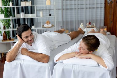 Kafkas çift müşterisi stres önleyici spa masajının keyfini çıkarıyor ve lüks otel veya oteldeki gündüz açık hava ortamında güzellik teniyle eğleniyor. Sessiz.