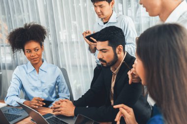 Mutlu iş adamları birlikte çalışır, şirket ofisinde tartışırlar. Profesyonel ve çeşitlilik takım çalışması iş planını bilgisayarda tartışır. Modern çok kültürlü ofis çalışanı. Uyum