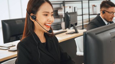 Ofiste çalışan kulaklık takan işadamları uzak müşteri ya da meslektaşlarını desteklemek için çalışıyorlar. Çağrı merkezi, tele pazarlama, müşteri destek acentesi telefon görüşmesinde hizmet sağlıyor. Jivy