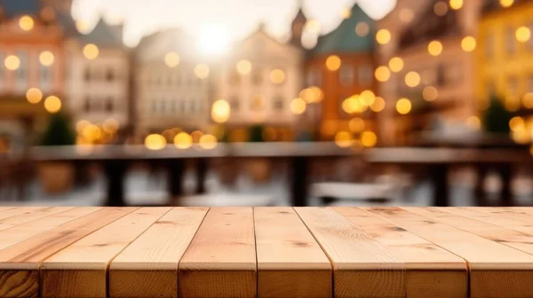 町の広場のぼやけた背景を持つ空の木製のテーブルの上 優れた画像 — ストック写真
