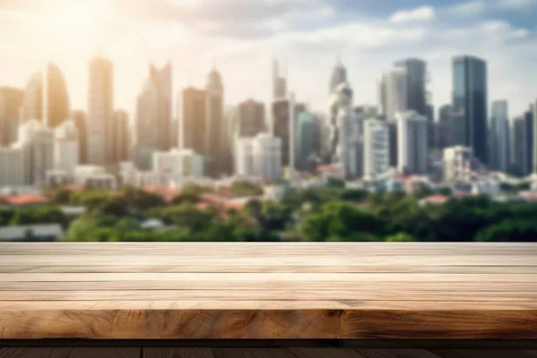 ダウンタウンのビジネス街の背景をぼかす空の木製のテーブルの上 優れた画像 — ストック写真
