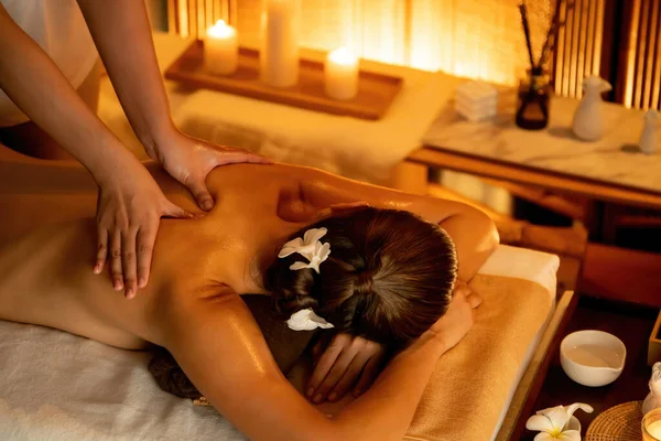 Cliente Mujer Caucásica Disfrutando Relajante Masaje Spa Estrés Mimos Con — Foto de Stock