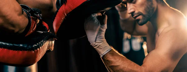 亚裔和白种人穆艾泰籍拳击手在激烈的拳击训练中发动上切拳攻击 向拳击教练提供击球 展示穆艾泰籍拳击技术和技巧 Impetus — 图库照片
