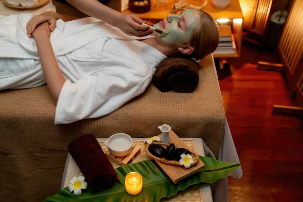 Ambiance Sereine Salon Spa Cliente Délecte Rajeunir Avec Luxueux Massage — Photo