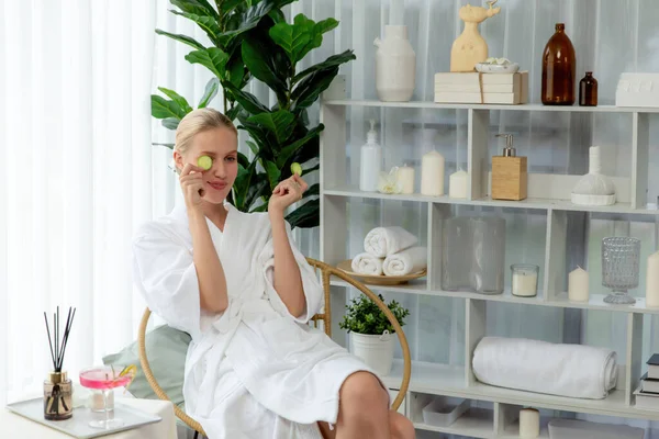 Mulher Segurando Fatias Pepino Fresco Vestindo Roupão Banho Desfrutando Luxuoso — Fotografia de Stock