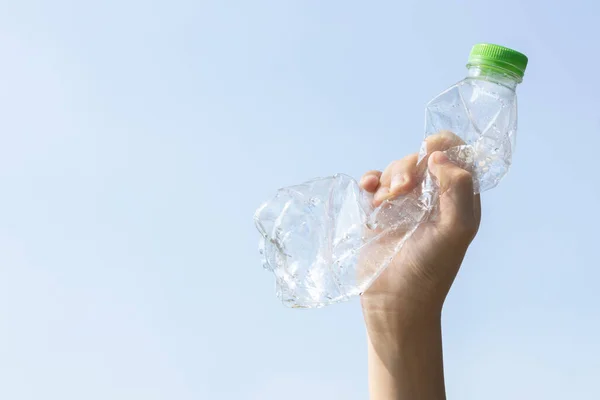 リサイクル可能なプラスチックボトルが空の背景に手を差し伸べました リサイクルのためのプラスチック廃棄物の保持は 効果的なリサイクル管理でクリーンな環境を促進するためのコンセプトを削減し 再利用します ガイヤー イングランド — ストック写真