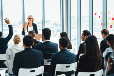 Bir grup iş adamı seminer konferansında toplanıyor. Seyirciler, çalışanların eğitim seanslarındaki eğitmenleri dinliyor. Uzman konuşmacı ile ofis çalışanları toplantısı. Jivy