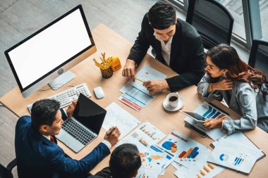 İş adamları grup toplantısı ofiste yukarıdan çekildi. İş kadınları, iş adamları ve ofis çalışanları toplantı masasında proje planlama belgeleriyle takım konferansında çalışıyorlar. Jivy