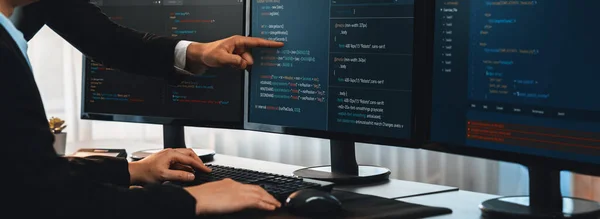 Zespół Programistów Współpracuje Biurze Wyświetla Skrypt Kodujący Monitorze Komputera Programista — Zdjęcie stockowe