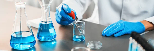 Wissenschaftler Führen Chemische Experimente Medizinischen Labor Durch Indem Sie Präzise — Stockfoto