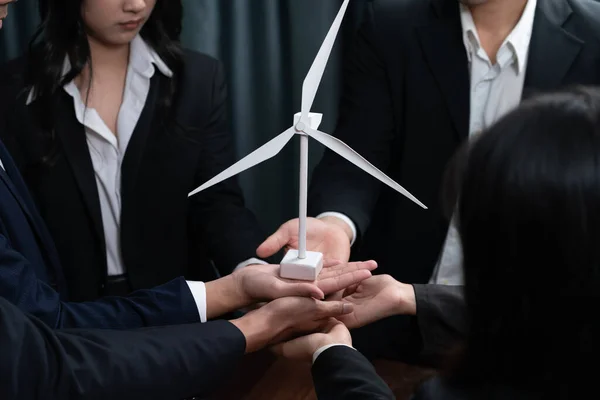 Les Gens Affaires Qui Tiennent Modèle Éolienne Dans Cadre Partenariat — Photo