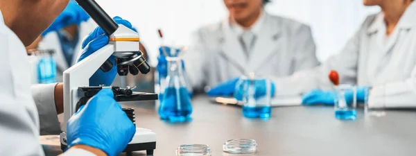 Grupa Dedykowanych Naukowców Przeprowadza Eksperyment Chemiczny Przy Użyciu Mikroskopu Laboratorium — Zdjęcie stockowe