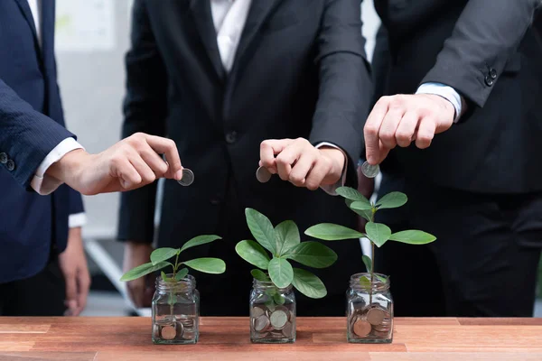 Empresários Colocam Economia Dinheiro Jarros Cheios Moedas Plantas Crescimento Para — Fotografia de Stock