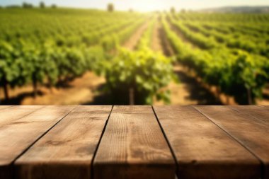 Üzüm bağının bulanık arkaplanlı boş ahşap masa. Coşkulu resim.