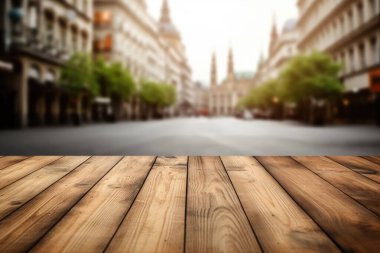 Avrupa caddesinin bulanık arka planlı boş ahşap masa. Coşkulu resim.