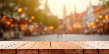 Kasaba meydanının bulanık arka planlı boş ahşap masa. Coşkulu resim.