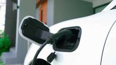 Ev şarj istasyonu, elektronik araç için sürdürülebilir, yenilenebilir enerji kaynağı, modern modern yaşam tarzı için evdeki EV arabaları sağlıyor. Çevre dostu melez elektro ve petrol aracı bataryası.