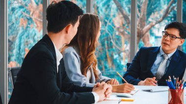 Zeki iş adamı ve iş kadını modern ofis içinde grup toplantılarında konuşuyorlar. İş ortaklığı stratejik planlama ve iş arkadaşlarının beyin fırtınası. Jivy