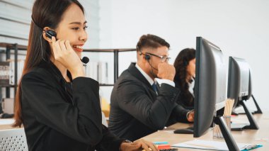 Ofiste çalışan kulaklık takan işadamları uzak müşteri ya da meslektaşlarını desteklemek için çalışıyorlar. Çağrı merkezi, tele pazarlama, müşteri destek acentesi telefon görüşmesinde hizmet sağlıyor. Jivy