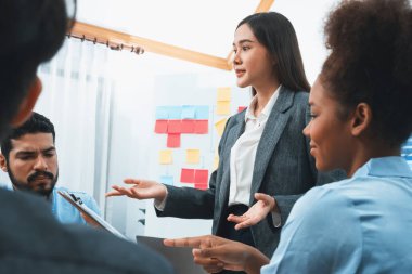 Genç Asyalı iş kadını modern toplantıda TV ekranında veri analizi paneli sunuyor. Bir grup iş adamıyla konferans odasında iş sunumu. Uyum