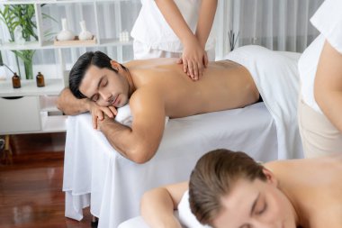 Kafkas çift müşterisi stres önleyici spa masajının keyfini çıkarıyor ve lüks otel veya oteldeki gündüz açık hava ortamında güzellik teniyle eğleniyor. Sessiz.