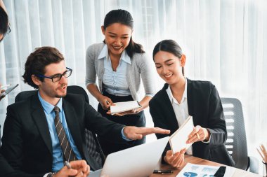 Modern ofis ortamında çalışan çeşitli etnik gruplardan çeşitli iş adamları. Üretken ve çok ırklı ofis çalışanları stratejik ticari pazarlama konusunda tartışmaya giriştiler. Çok titiz.