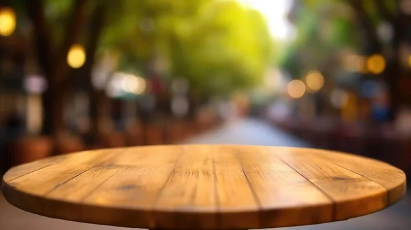 通りのアウトドアカフェのぼやけた背景を持つ空の木製テーブルトップ エキゾチックなイメージ — ストック写真