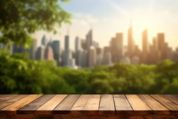 都会の公園のスカイラインを背景にした空の木製のテーブルトップ 優れた画像 — ストック写真