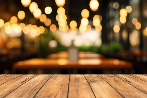 レストランの背景をぼかすと空の木製のテーブルの上 優れた画像 — ストック写真