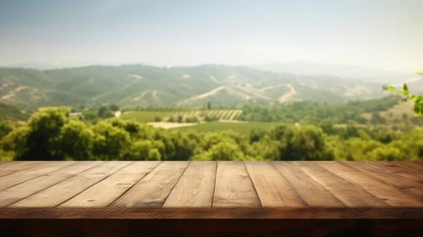 ナパの丘の風景を背景にした空の木製茶色のテーブルトップ エキゾチックなイメージ — ストック写真